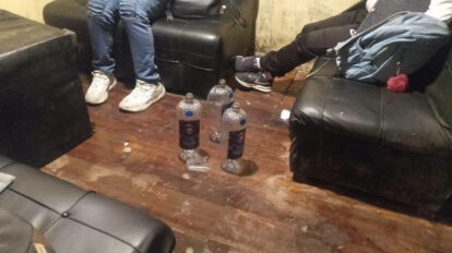 personas en una sala consumiendo bebidas alcoholicas