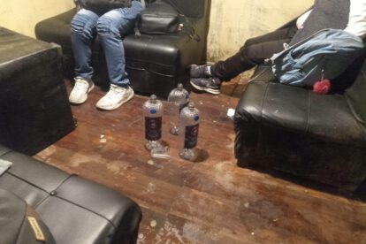 personas en una sala consumiendo bebidas alcoholicas