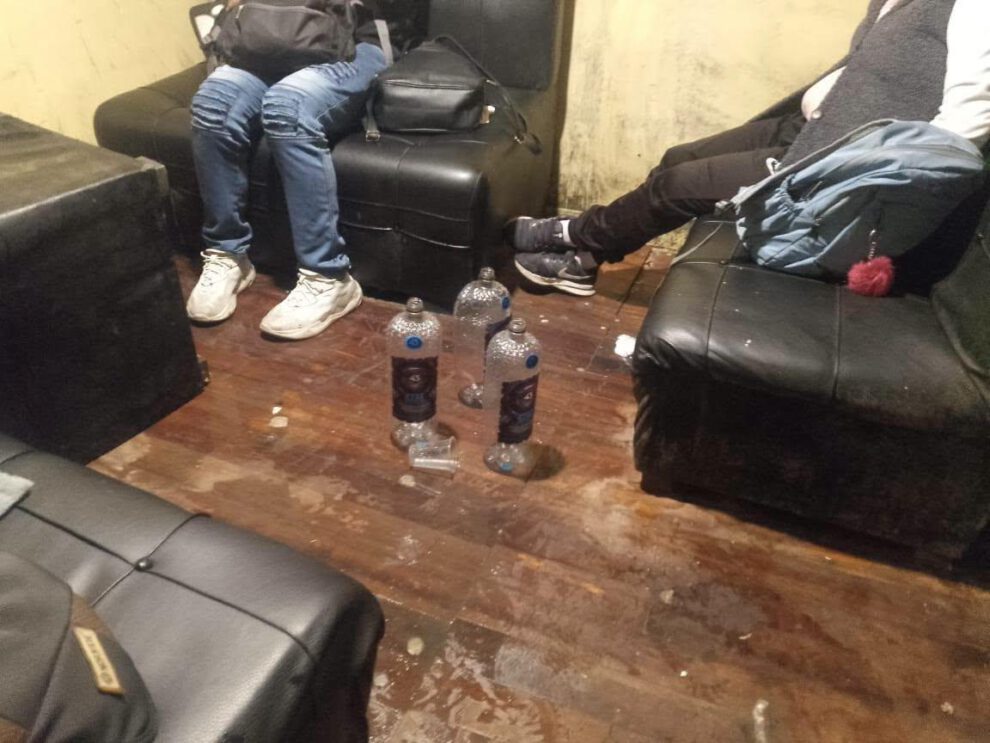 personas en una sala consumiendo bebidas alcoholicas