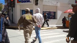 Imagen del sujeto llevado a celdas de la Felcc