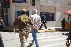 Imagen del sujeto llevado a celdas de la Felcc