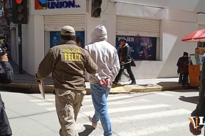 Imagen del sujeto llevado a celdas de la Felcc