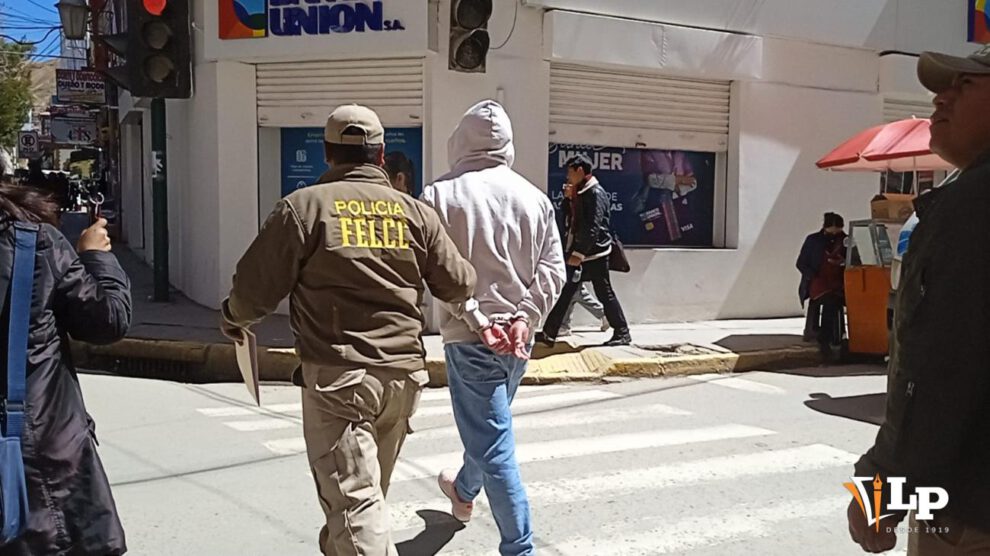 Imagen del sujeto llevado a celdas de la Felcc
