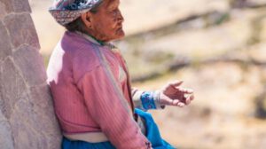 Una abuelita sentada