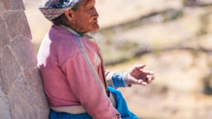 Una abuelita sentada