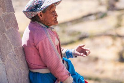 Una abuelita sentada
