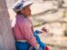 Una abuelita sentada