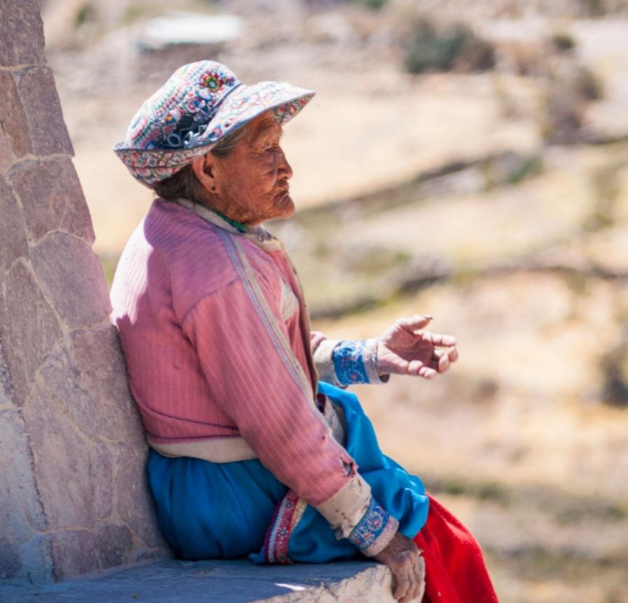 Una abuelita sentada