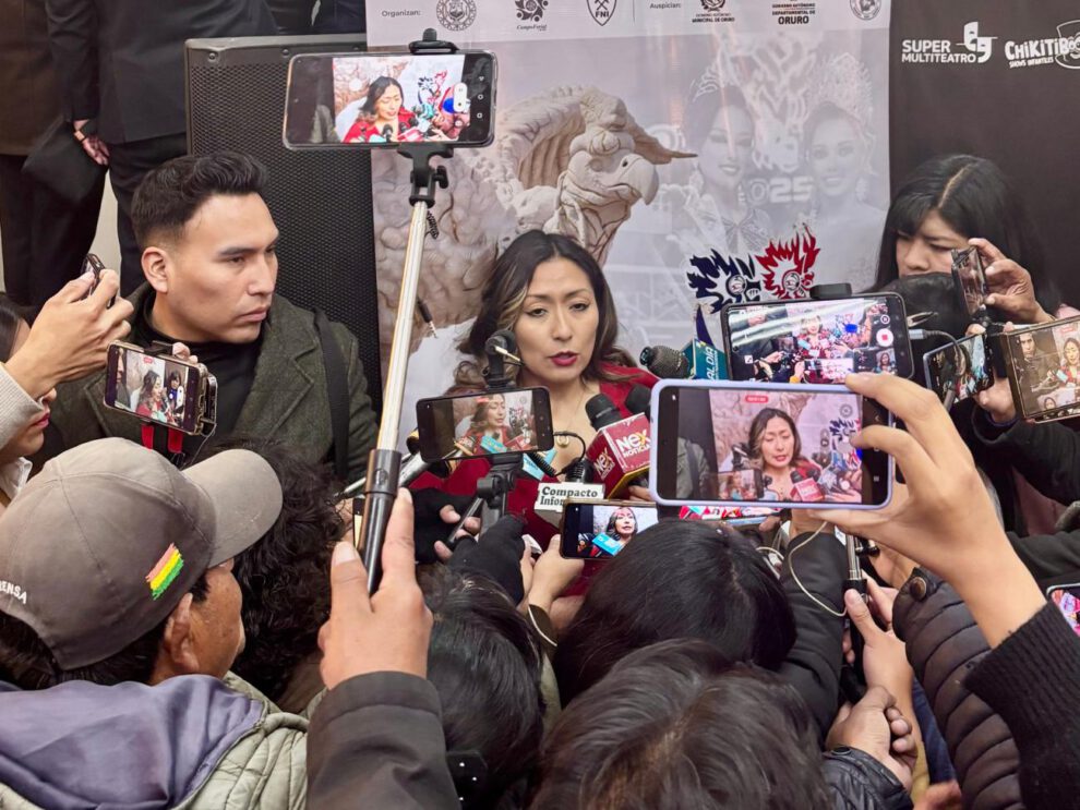 la  gerente Karina J. Pérez Vera