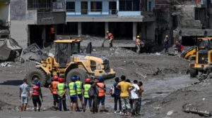Un grupo de rescatistas  trabajando