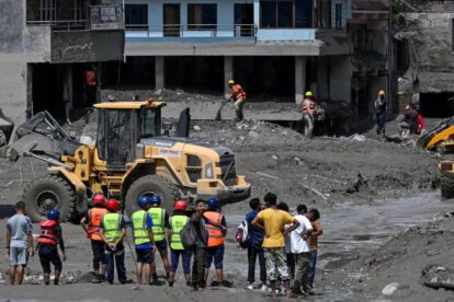 Un grupo de rescatistas  trabajando