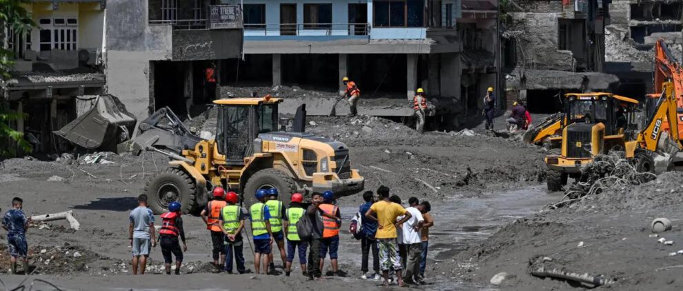 Un grupo de rescatistas  trabajando