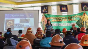 Un grupo de mineros en un curso de capacitación