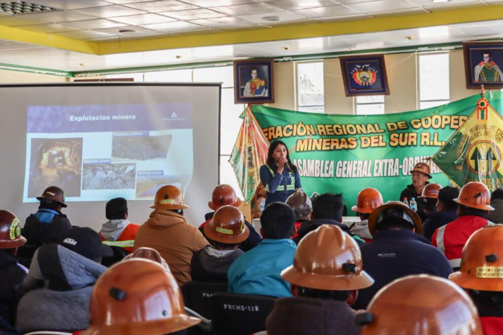 Un grupo de mineros en un curso de capacitación