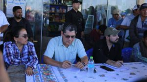 Un grupo de personas dialogando