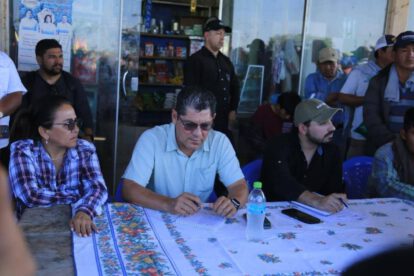 Un grupo de personas dialogando