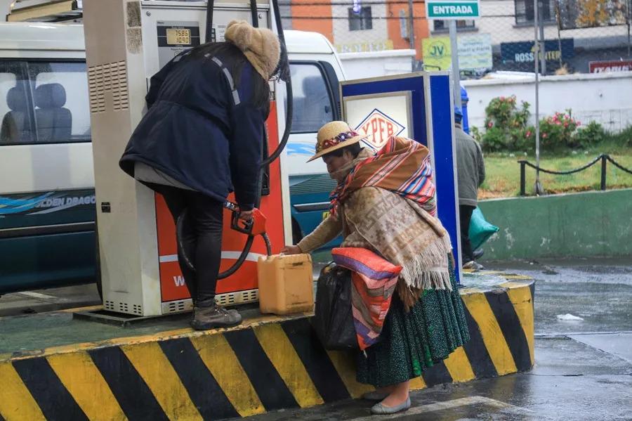 señora comprando combustible ne bidon