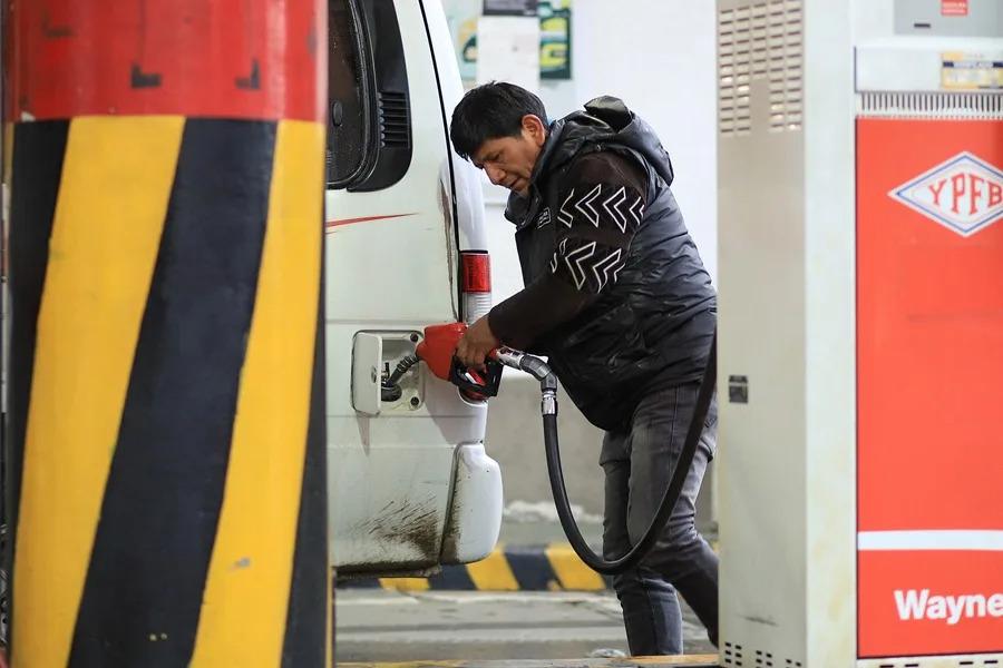 hombre cargando gasolina