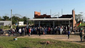 Un grupo de personas en una reunión