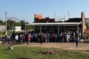 Un grupo de personas en una reunión
