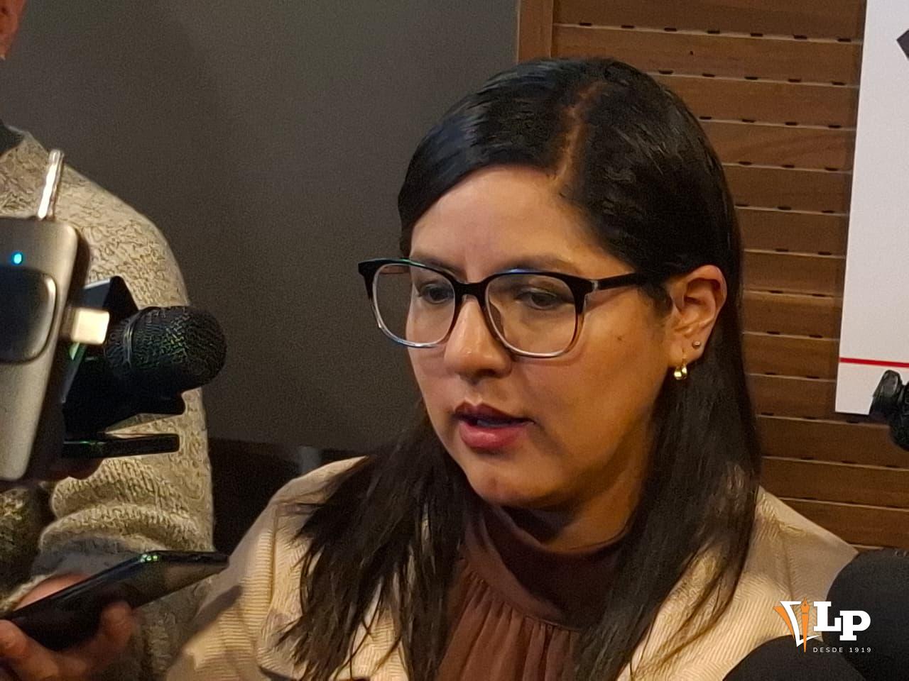 La diputada Claros en conferencia de prensa