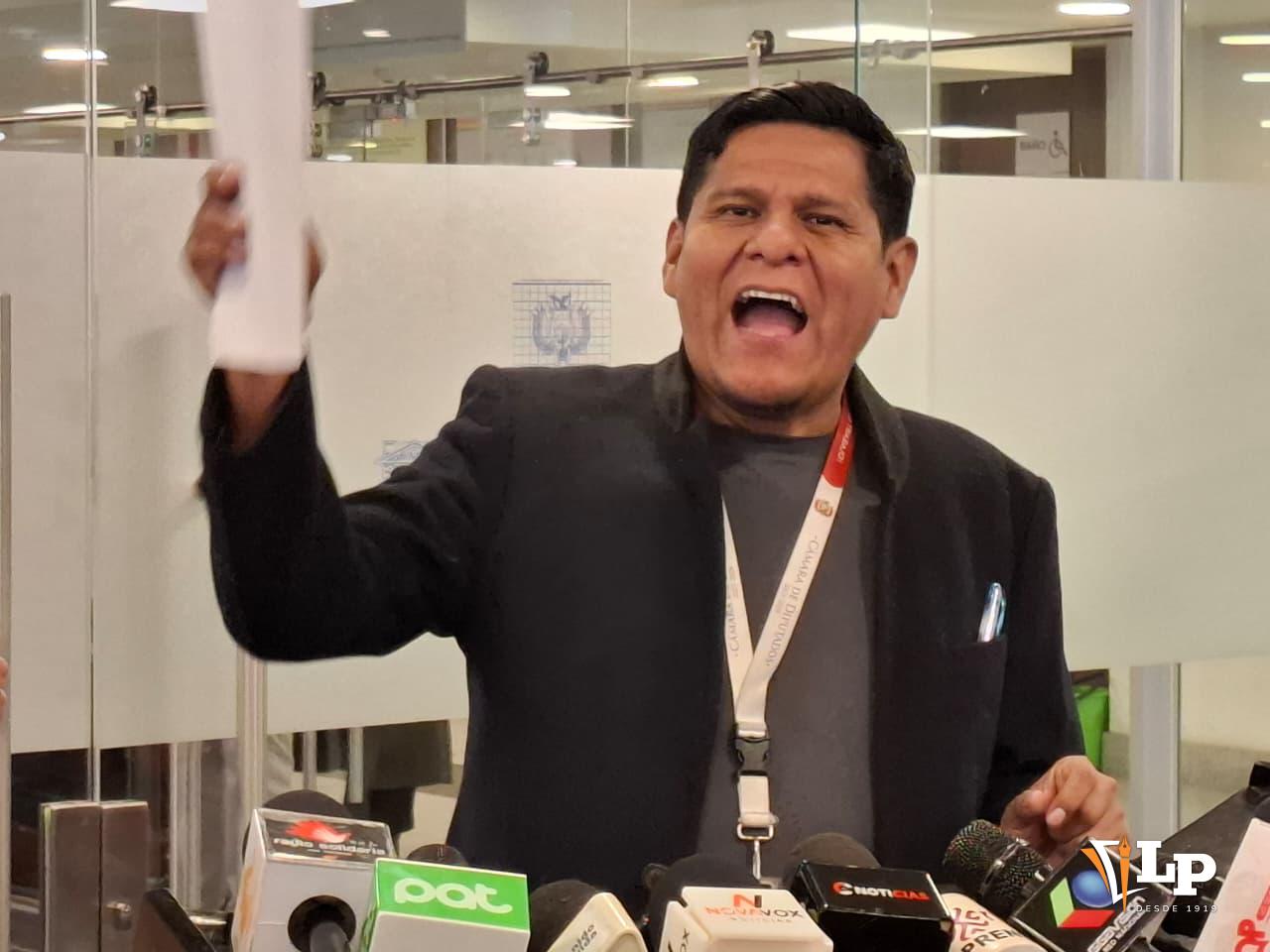 El diputado Pacheco en conferencia de prensa