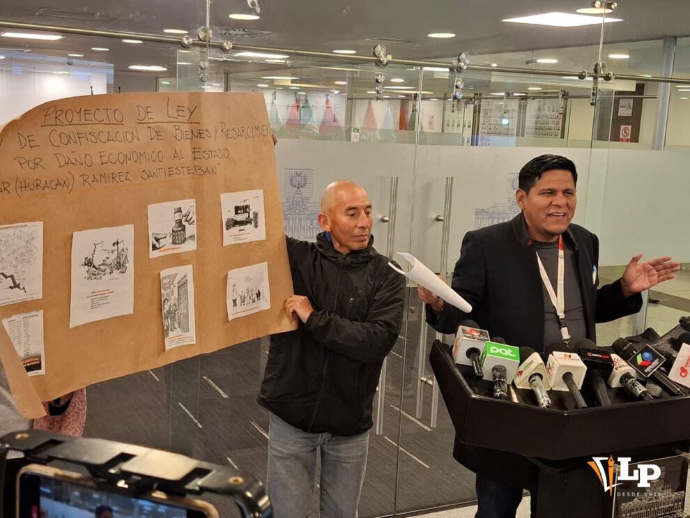 El diputado Pacheco en conferencia de prensa