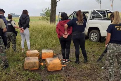 Policia deteniendo a una mujer