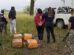 Policia deteniendo a una mujer