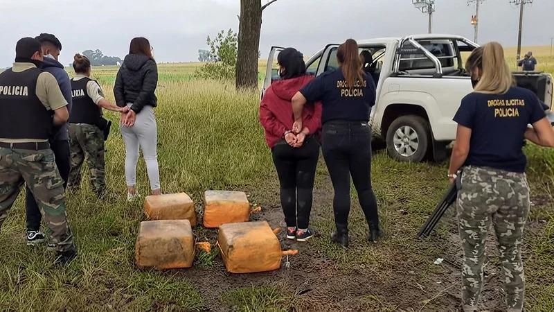 Policia deteniendo a una mujer