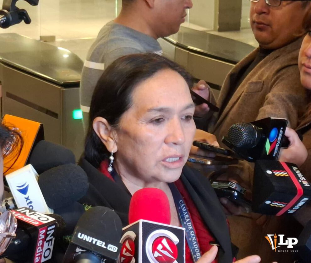 La jefa de bancada de Libre en conferencia de prensa