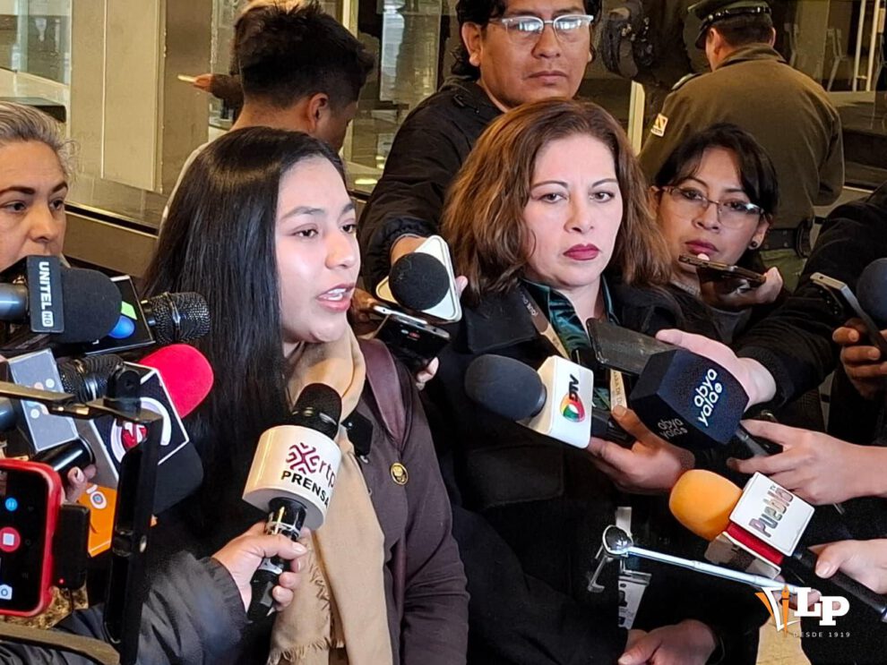 La diputadas Berrios y Anagua en conferencia de prensa
