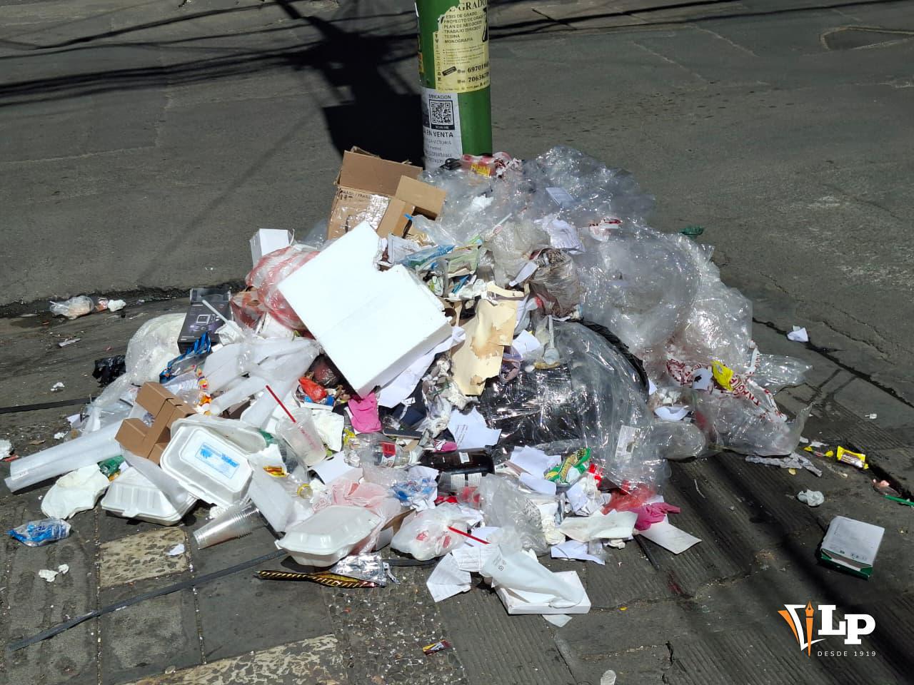 Las calles de La Paz se llenaron de basura debido a la suspensión del servicio de recojo