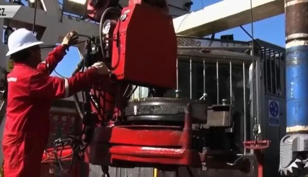 Una persona con una maquina de perforación