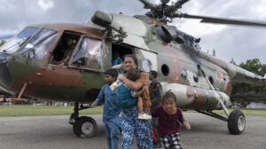 Helicóptero del Ejército de Nepal rescata personas