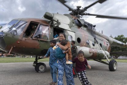 Helicóptero del Ejército de Nepal rescata personas