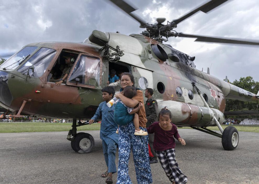 Helicóptero del Ejército de Nepal rescata personas