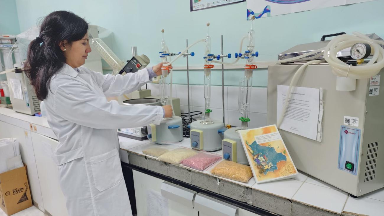 Investigadora Jimena Ortiz en el laboratorio de la UMSA
