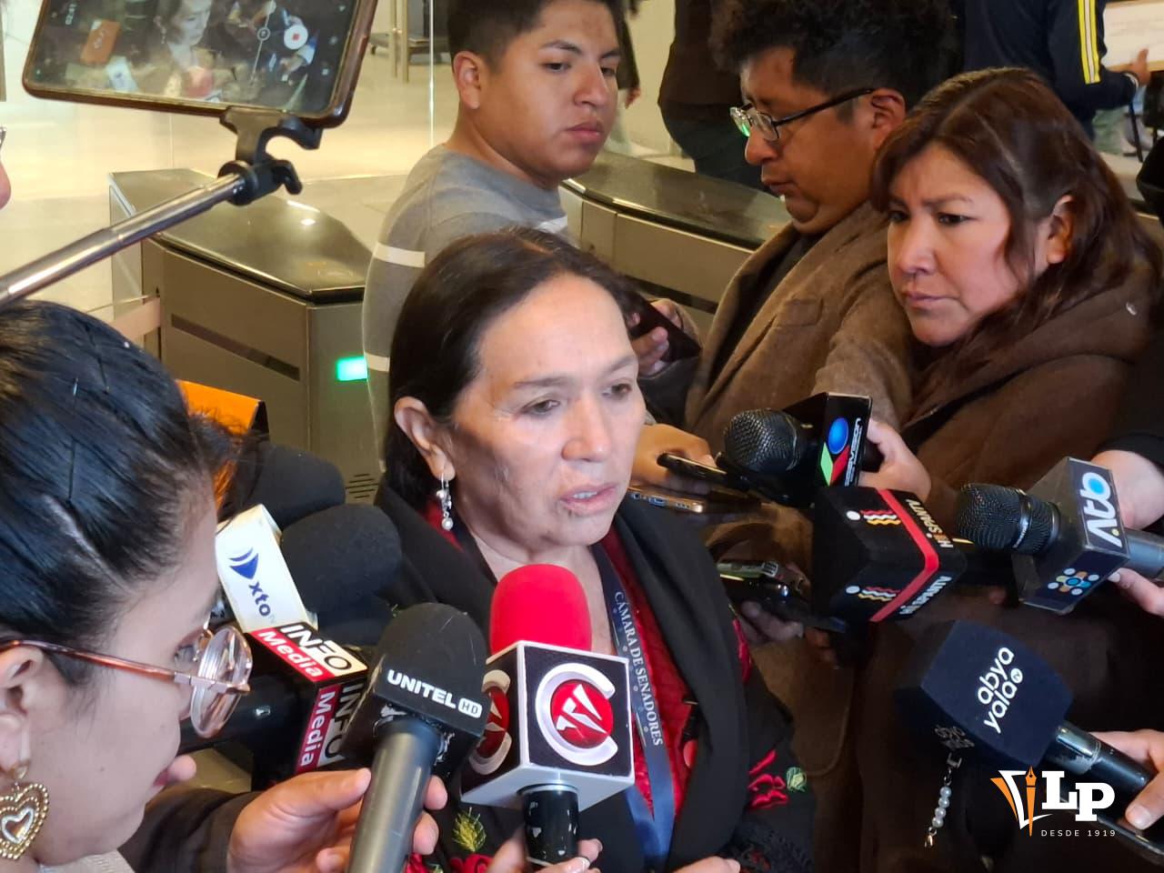 La senadora Yarhui en conferencia de prensa