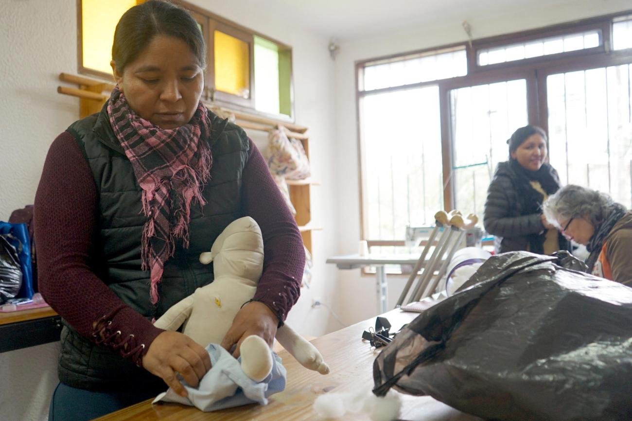 Roberto, el amigo de tela que acompaña a los niños bolivianos con cáncer en su tratamiento