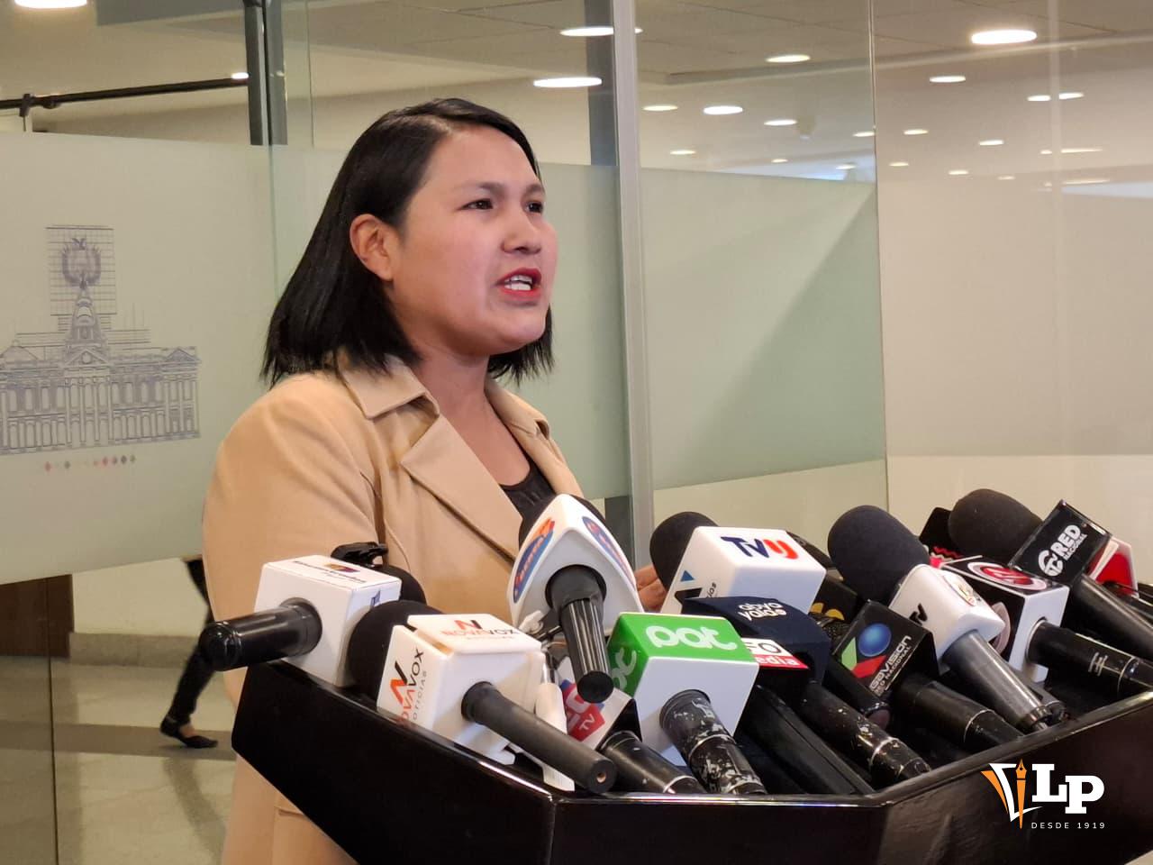 La senadora Pachacute en conferencia de prensa