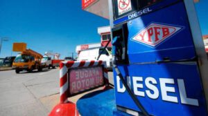 Un surtidor de combustible de YPFB