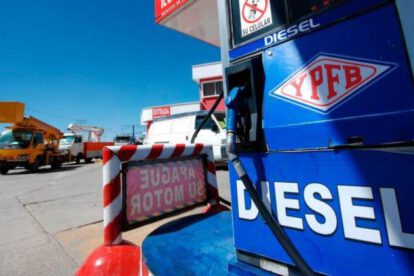 Un surtidor de combustible de YPFB
