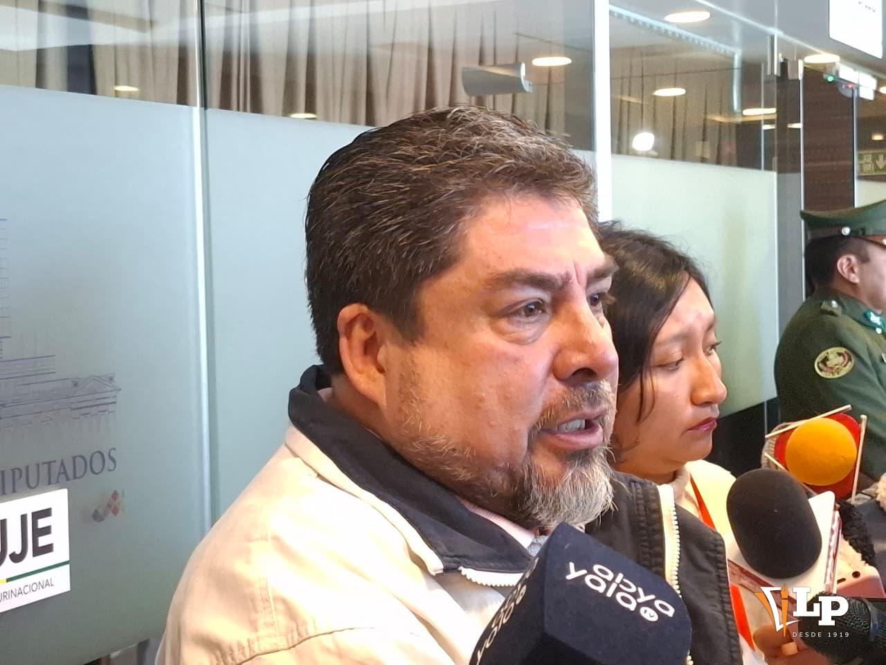 El diputado Zegarra en conferencia de prensa
