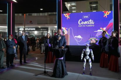 Un grupo de personas y un robot humanoide