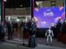 Un grupo de personas y un robot humanoide