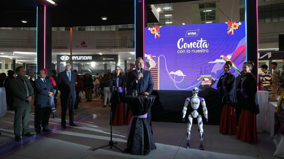 Un grupo de personas y un robot humanoide