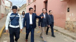 El alcalde de Vallegrande, Alcides Vargas, embajador de China en Bolivia, Wang Liang,