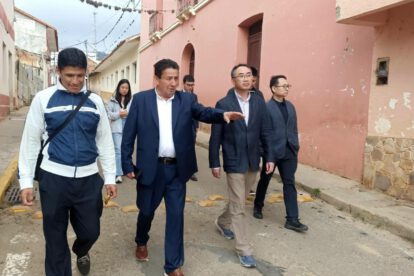 El alcalde de Vallegrande, Alcides Vargas, embajador de China en Bolivia, Wang Liang,
