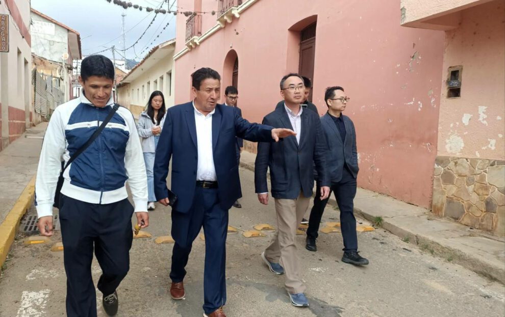 El alcalde de Vallegrande, Alcides Vargas, embajador de China en Bolivia, Wang Liang,